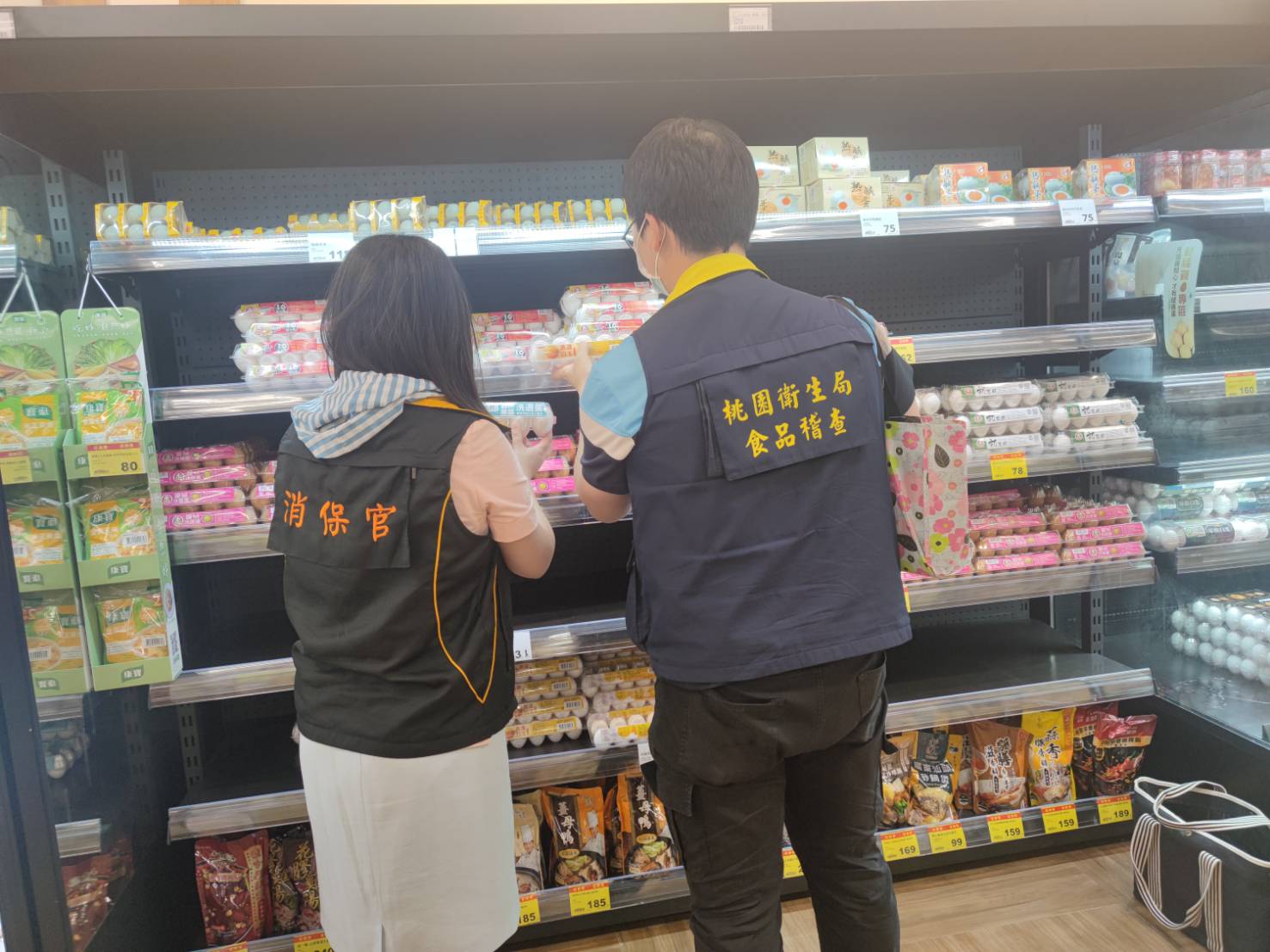 針對媒體報導台農蛋品認「誤標效期」 桃市消保官聯合衛生局稽查市售蛋品情形 以維消費者權益-2