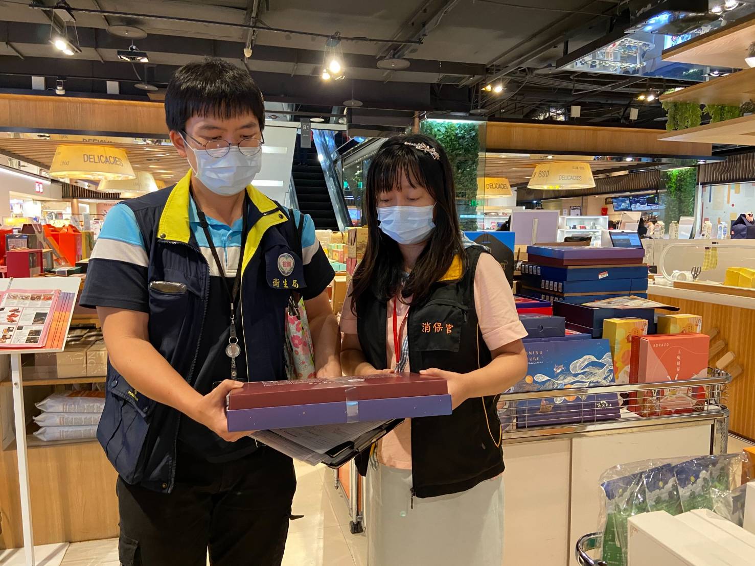 桃市府消保官聯合衛生局人員抽查中秋節商品禮盒 食品標示全數合格