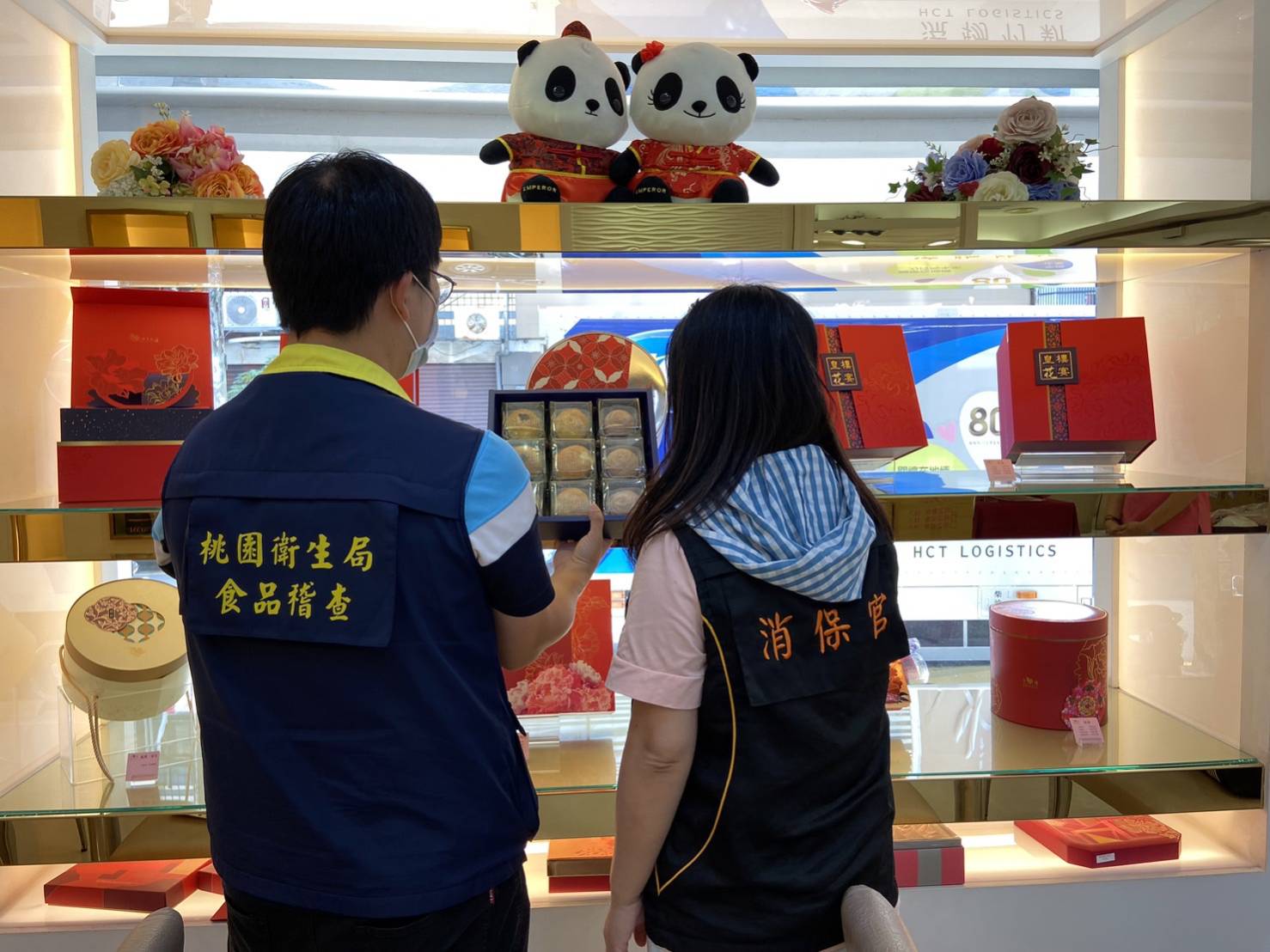 桃市府消保官聯合衛生局人員抽查中秋節商品禮盒 食品標示全數合格-2
