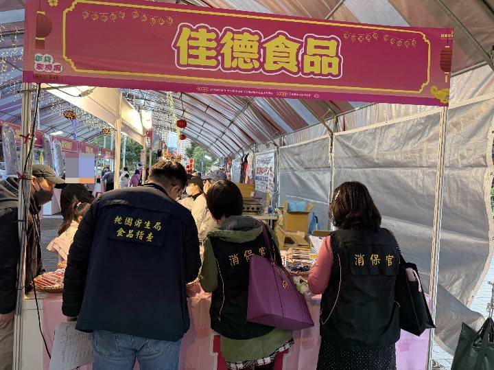 桃市府聯合稽查年貨大街 守護消費者權益-4