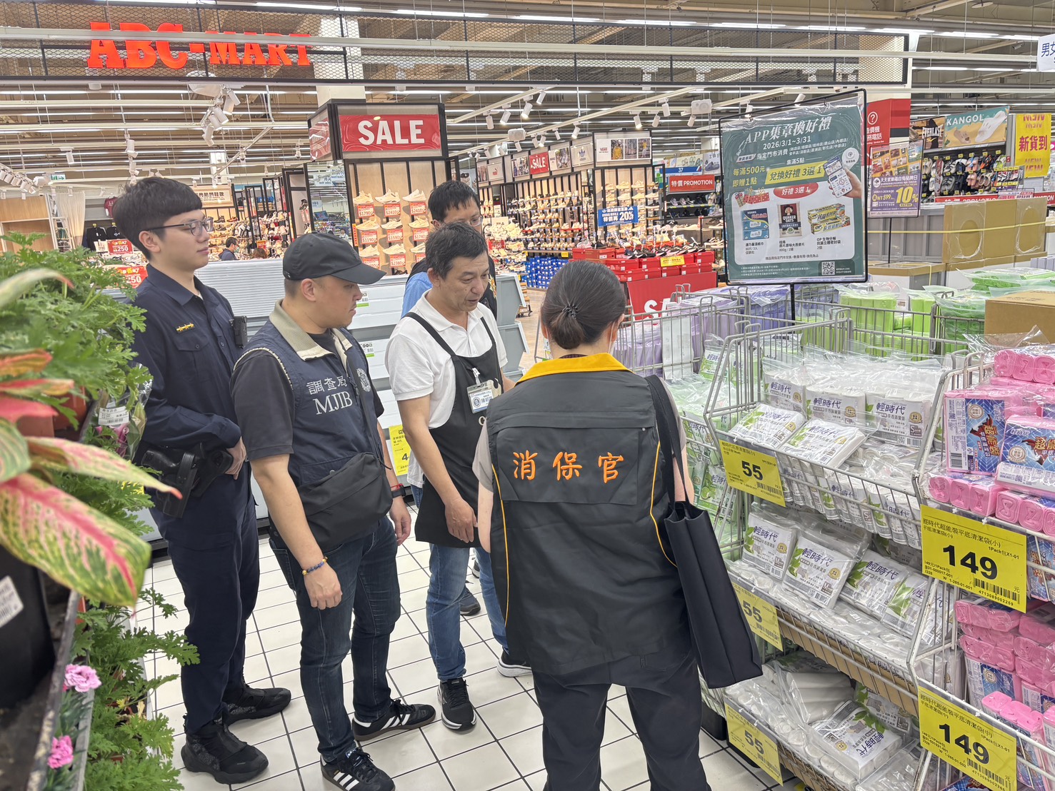 桃市府辦理塑膠袋聯合稽查 嚴防囤積與哄抬行為-4