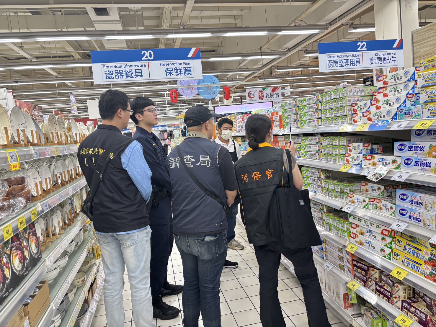 桃市府辦理塑膠袋聯合稽查 嚴防囤積與哄抬行為-5