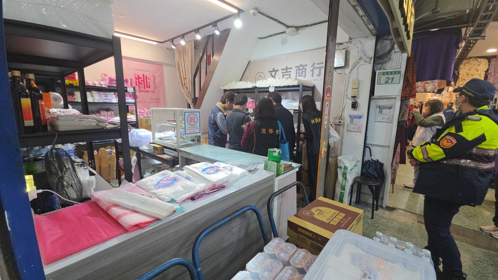 桃市府辦理清明節假期塑膠袋聯合稽查 嚴防囤積與哄抬行為